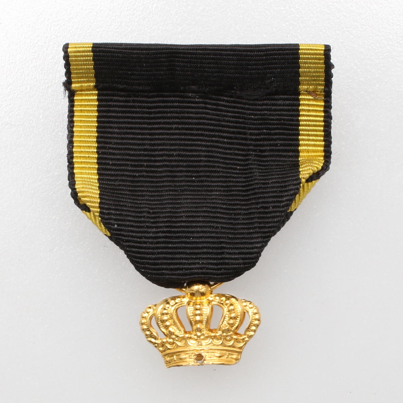 GULD med band, 18K guld, totalvikt ca 2 gram, Fröberg G, Stockholm, 1947.