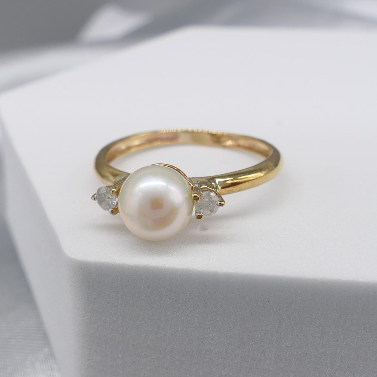 RING MED ODLADE PÄRLA & DIAMANTER.