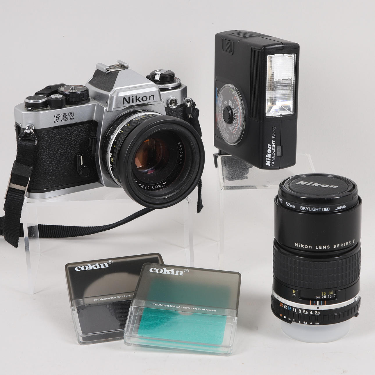 KAMERA, Nikon FE2, mit Objektiv und Zubehör.