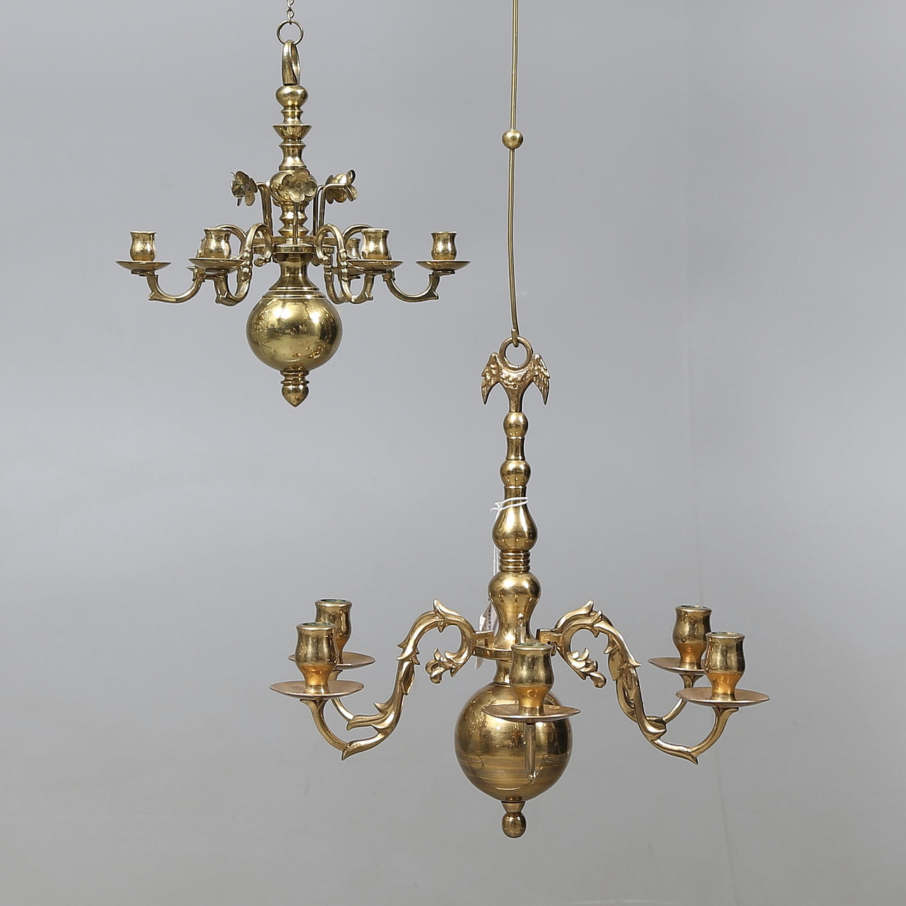 AMPLAR, 2 st, bl.a. Fong Grenna, höjd utan kedjor ca. 25-31 cm.