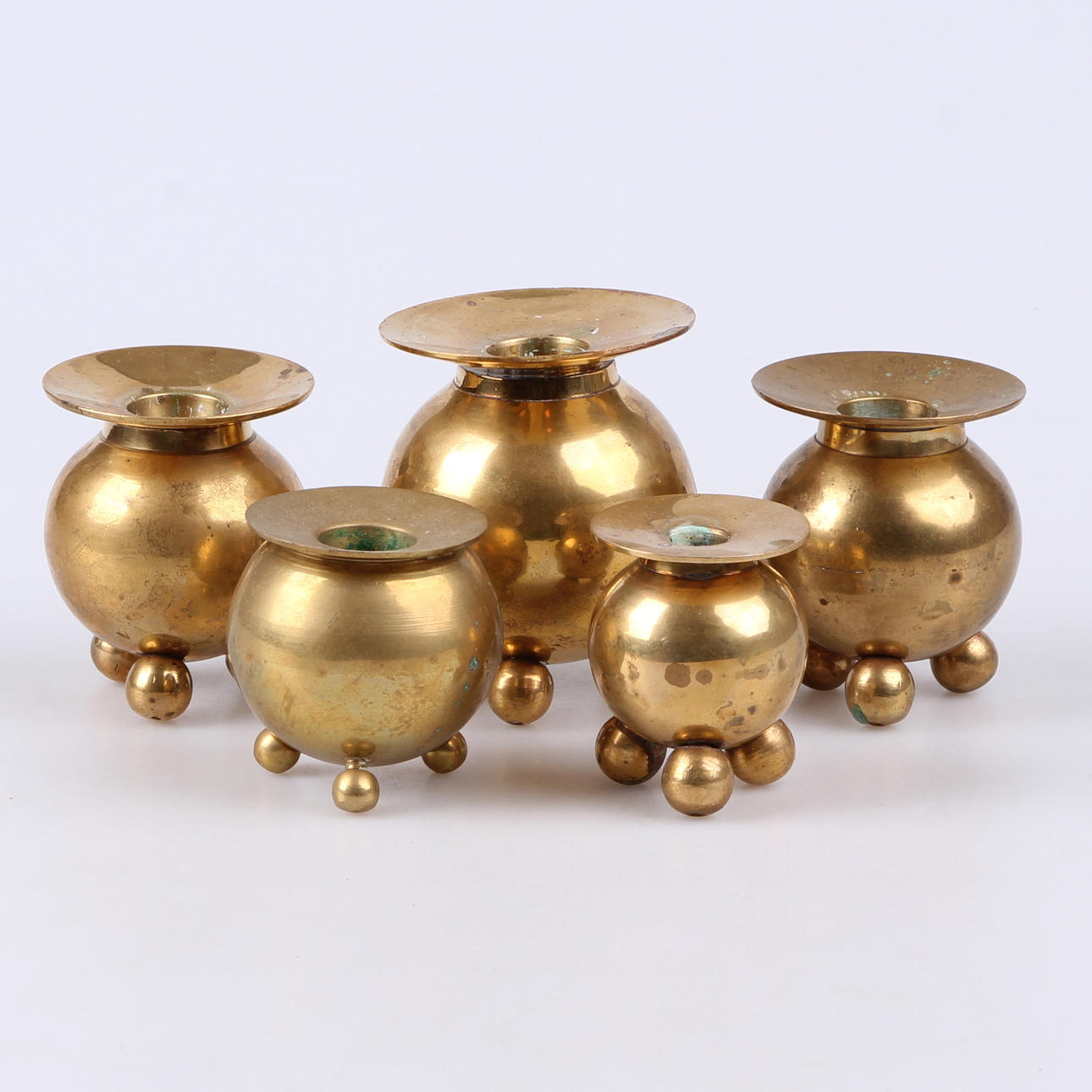 LJUSSTAKAR, 5 st. Kulmodell, mässing, 1900-tal.