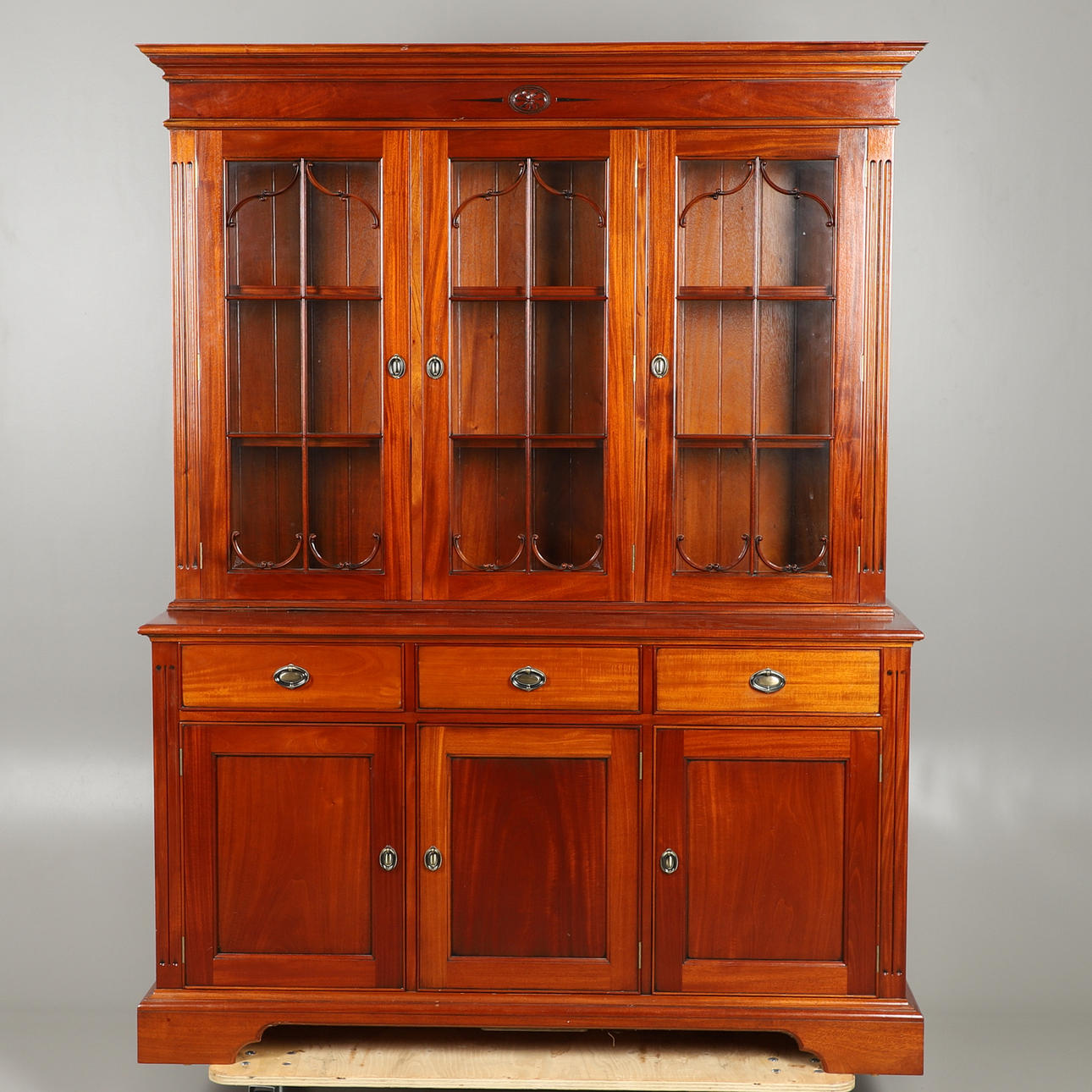 EN REPRODUKTION I VIKTORIANSK STIL GLASERT BOGREASE.