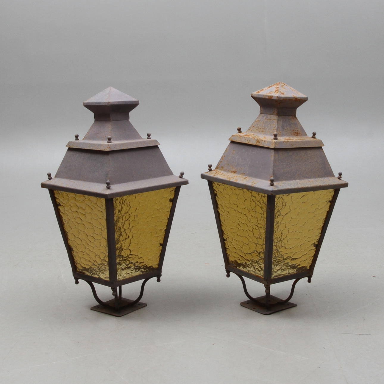 LYKTOR, 1 par, för utomhusbruk, metall och glas , 1900-tal.