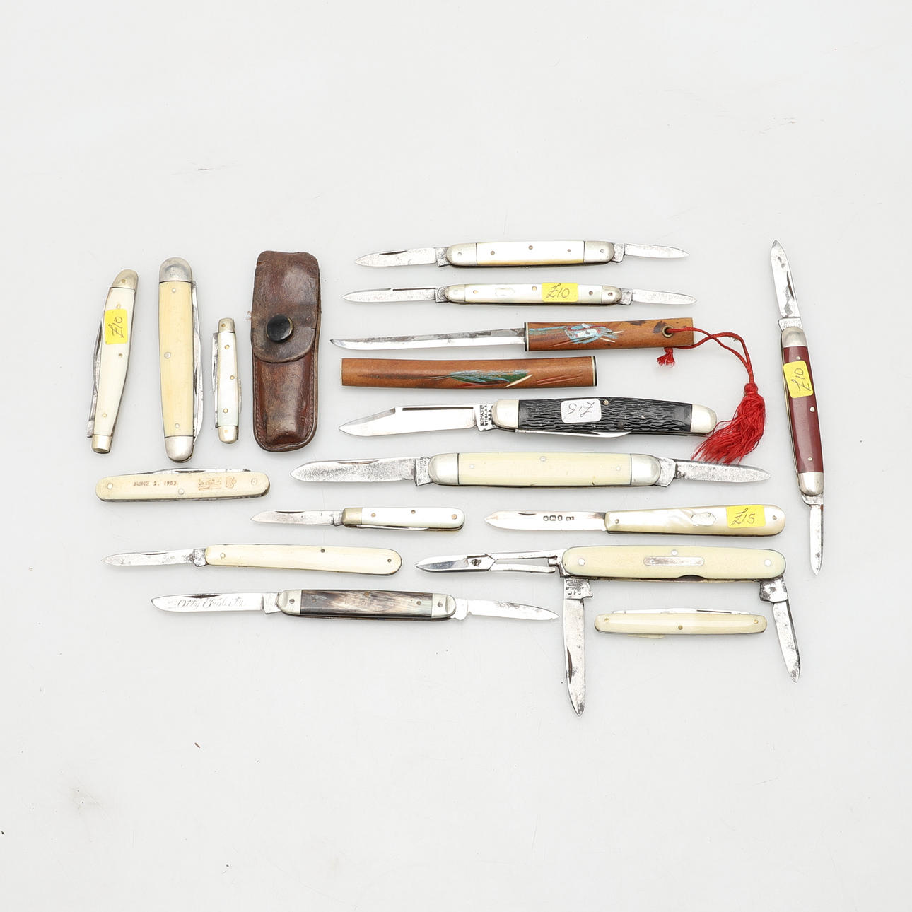 EINE MENGE OBSTMESSER, TASCHENMESSER UND STIFTMESSER.