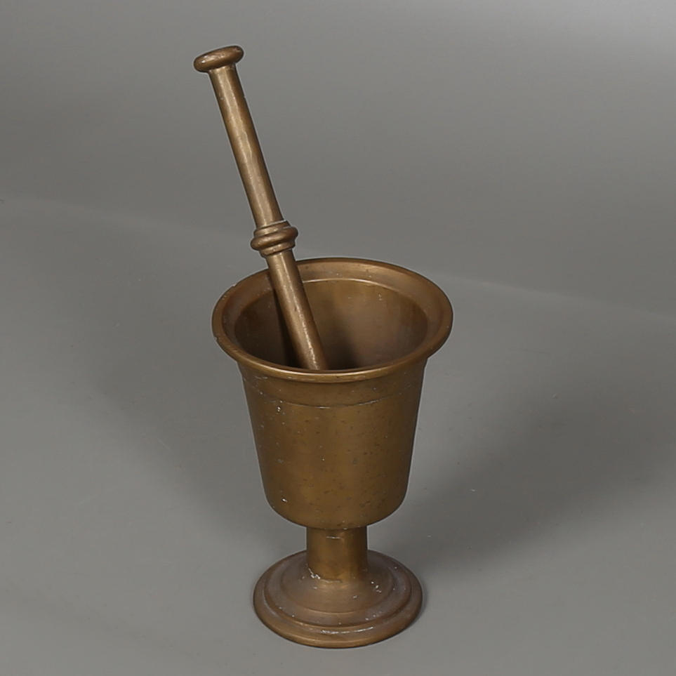 STOR MORTEL i malm med tillhörande pistill, 1900-tal.