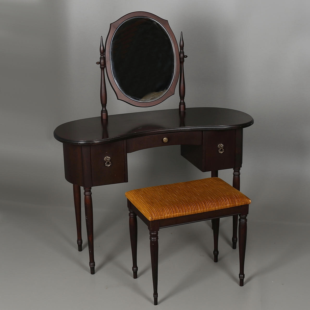 TOALETTBORD med pall, 1900-talet.