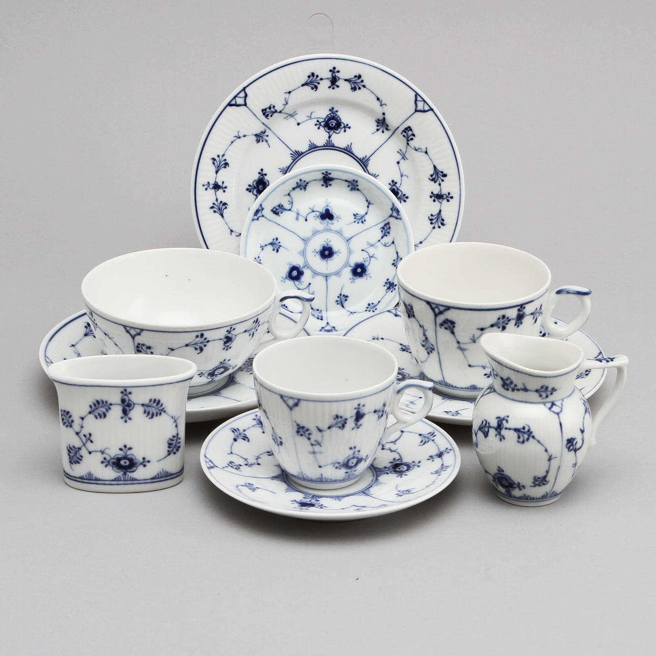 KAFFESERVISDELAR, 34 delar, porslin, "Musselmalet Riflet", Royal Copenhagen.