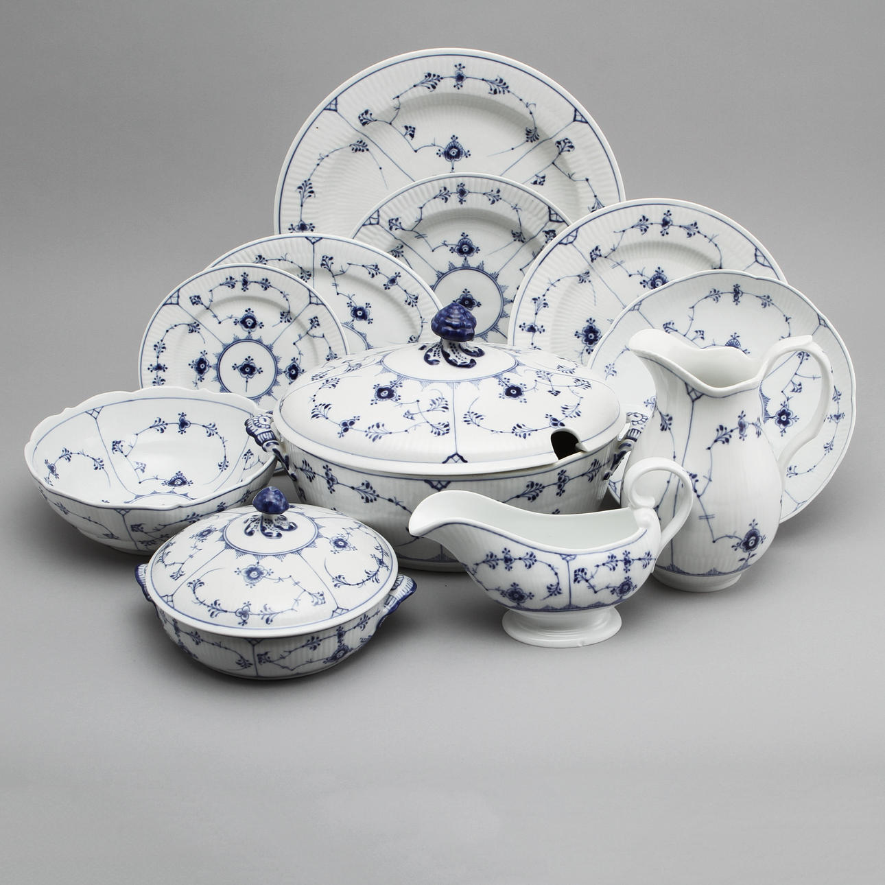 MATSERVISDELAR, 43 st, porslin, "Musselmalet Riflet", Royal Copenhagen.