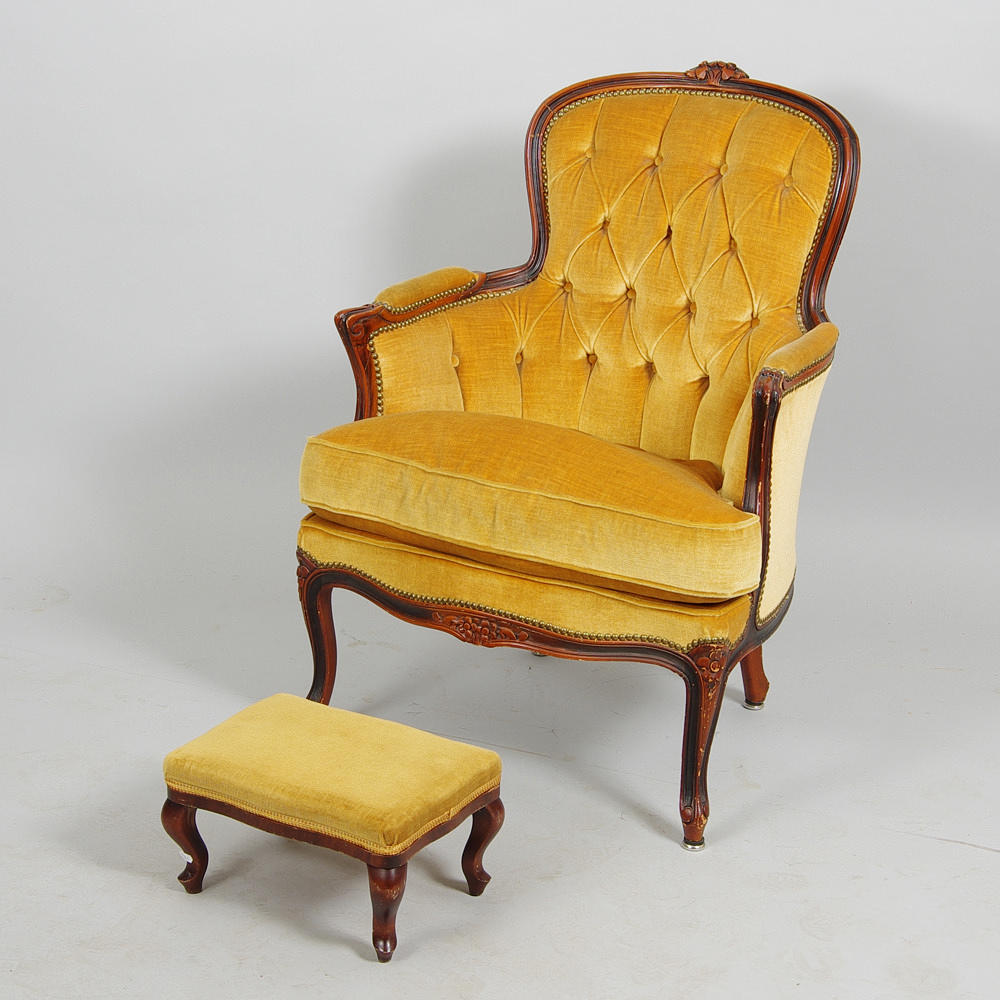 FÅTÖLJ SAMT FOTPALL, rokokostil.