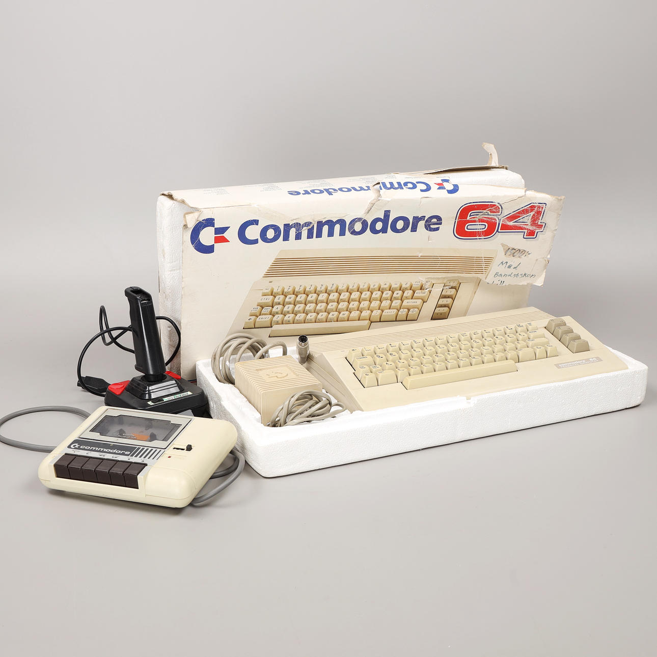 COMMODORE 64, computadora y accesorios, 1984.