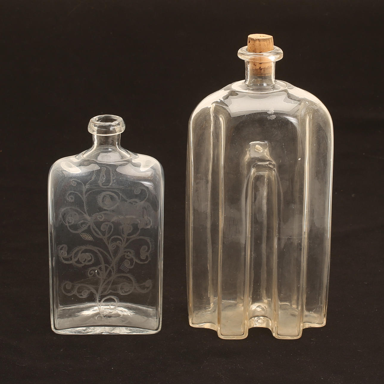 KARAFFER, 2 stycken, glas, 1800-tal.