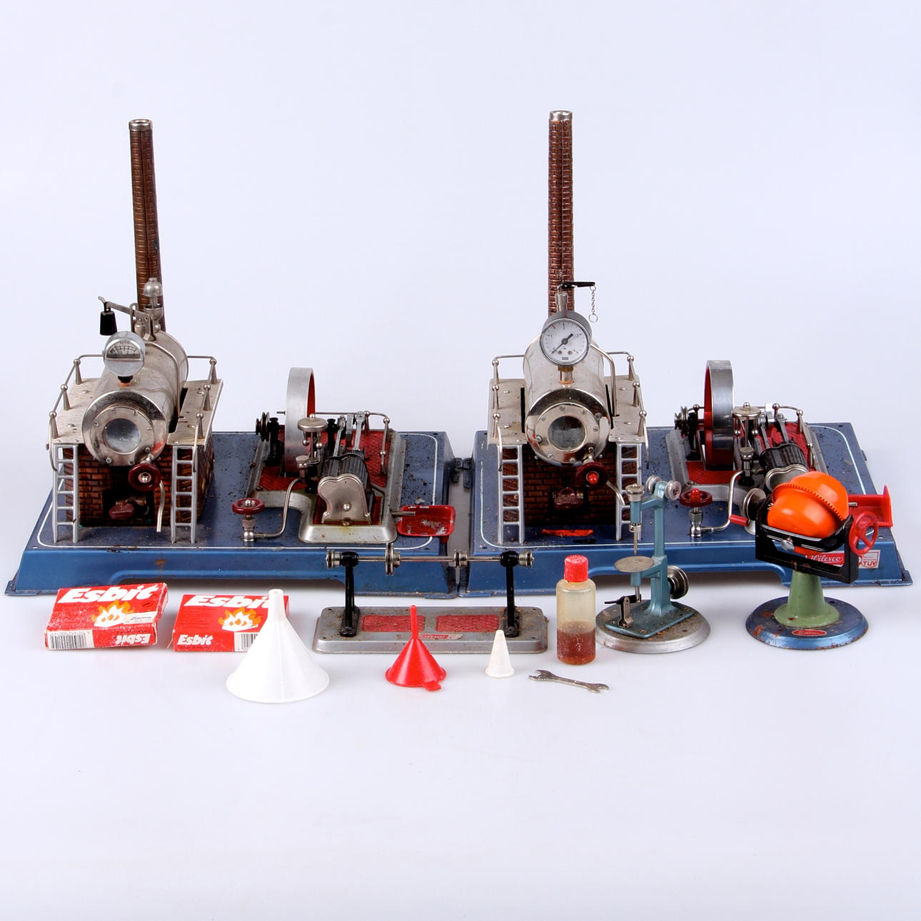 ÅNGMASKINER, samt tillbehör, plåt, delvis D20, Wilesco, 1900-talets mitt.