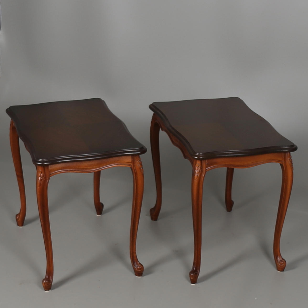 LAMPBORD i mahogny, ett par, 1900-talets andra hälft.