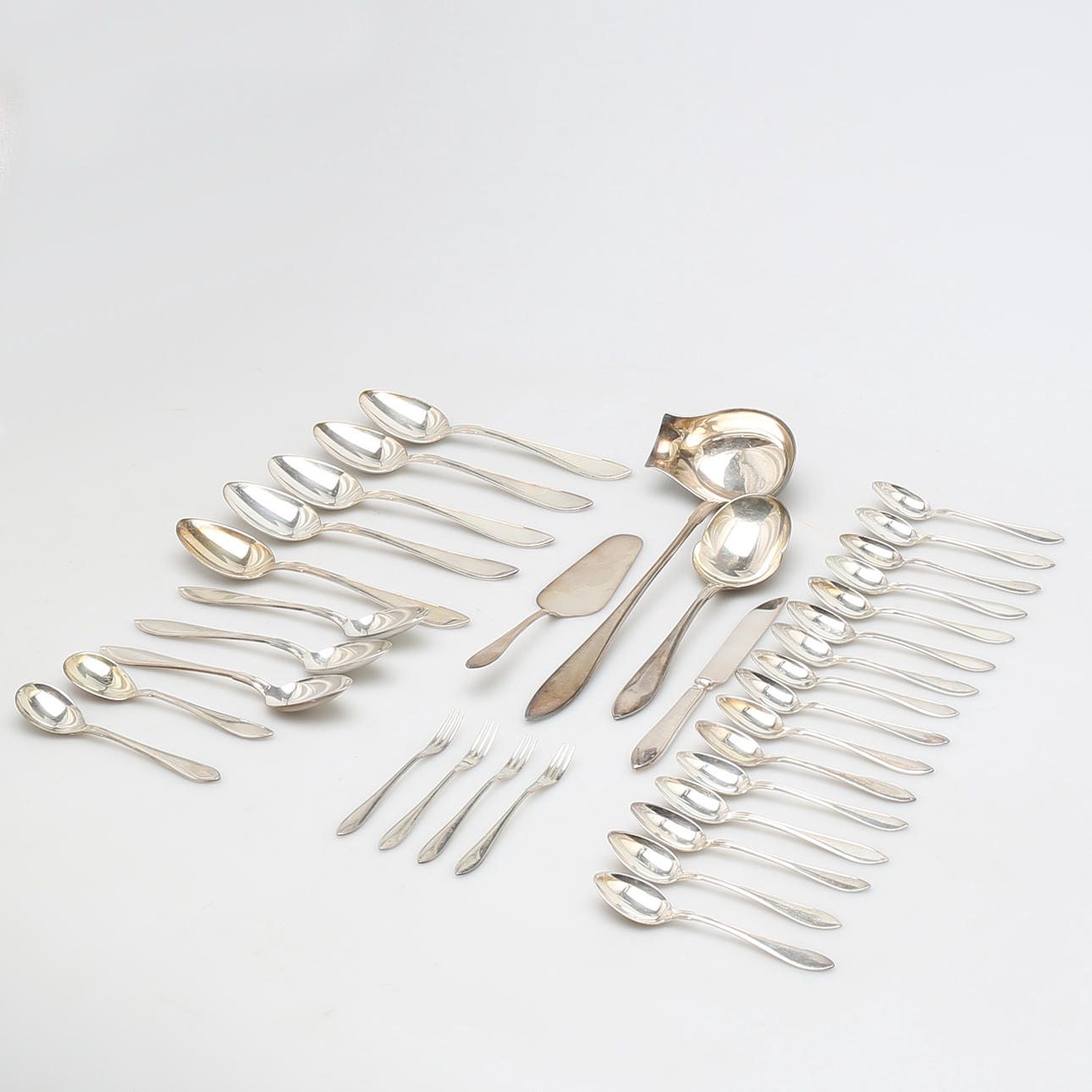PARTI NYSILVERBESTICK, 35 delar, "Svensk spets", 1900-tal.