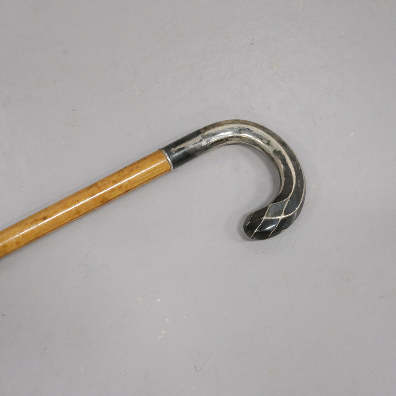 WALKING CANE WITH SILVER HANDLE.
