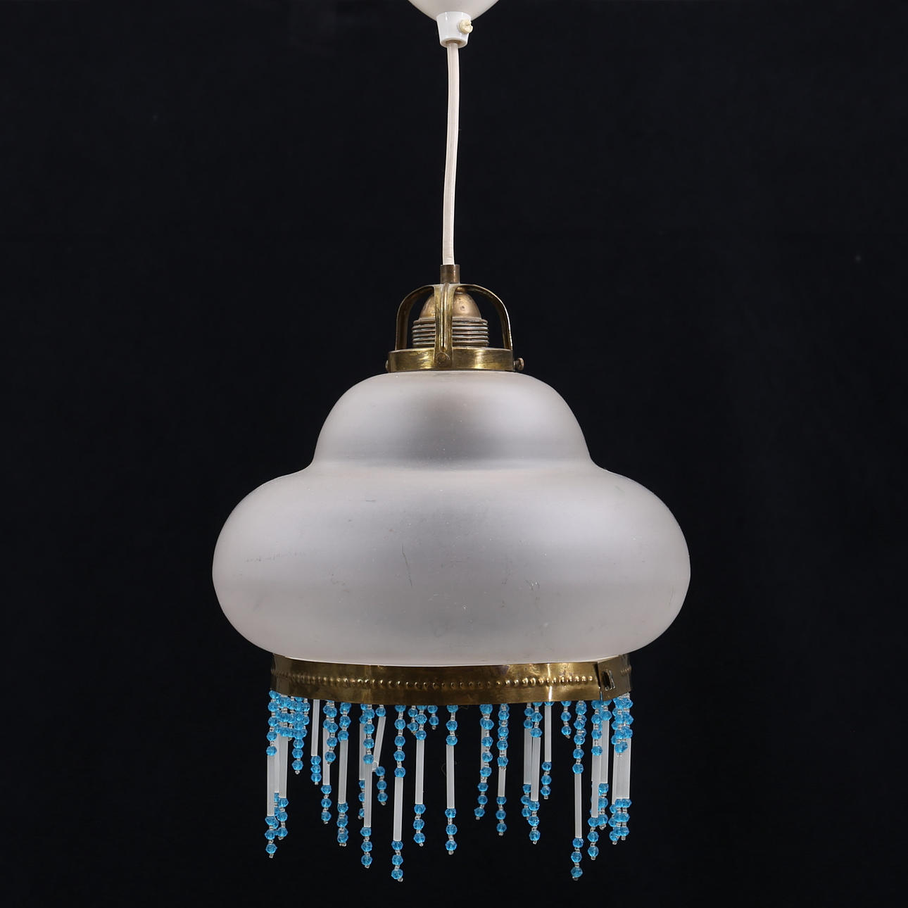 DECKENLEUCHTE mit Perlenfransen, erste Hälfte des 20. Jahrhunderts.