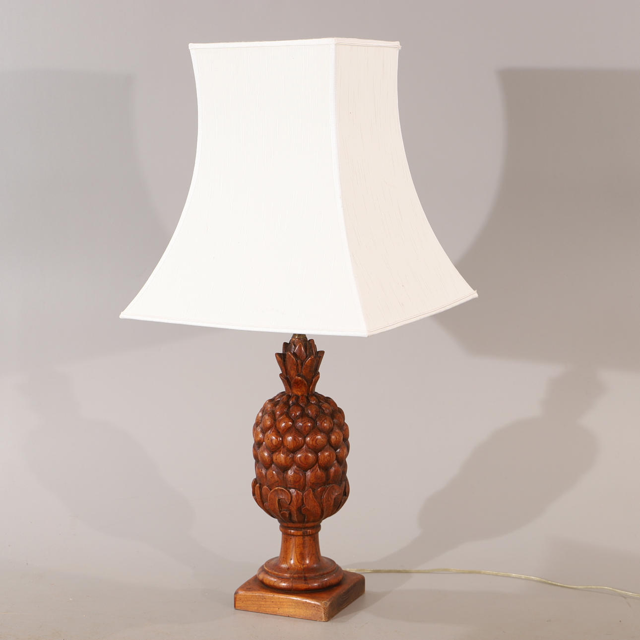 BORDSLAMPA, ananas, trä/mässing, 2000-tal.