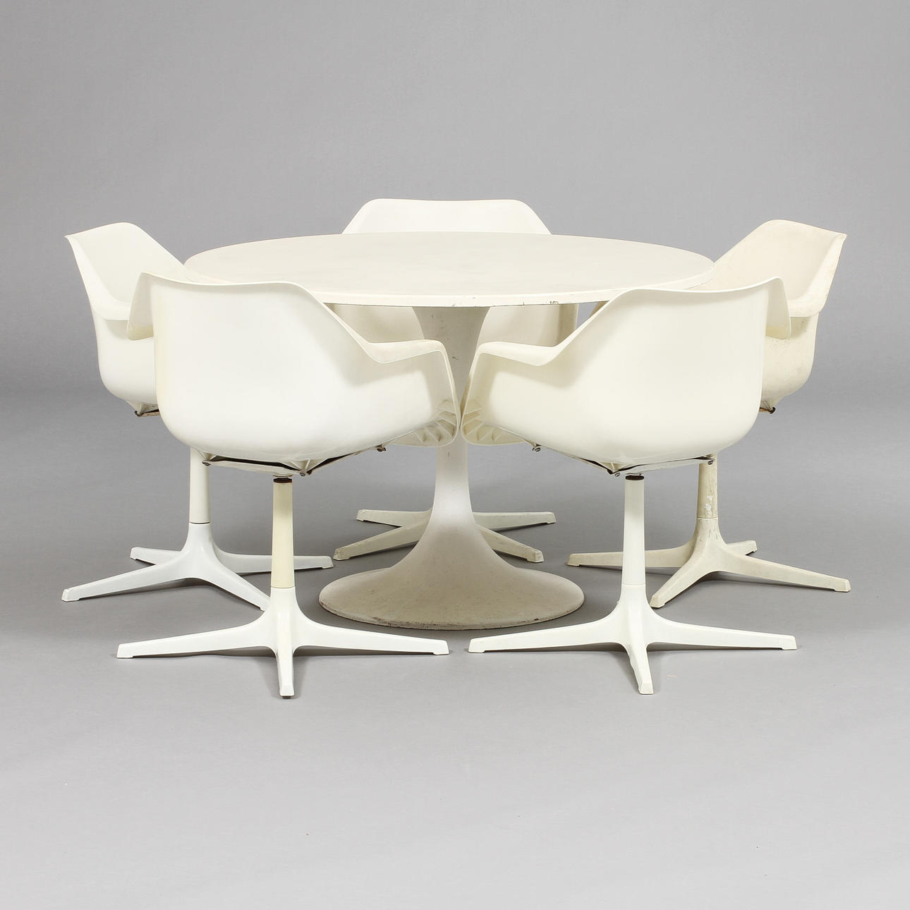 MATGRUPP, 6 delar, 3 stolar märkta Robin Day.