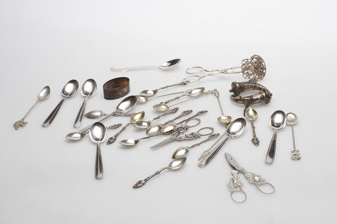 SILVERFÖREMÅL, 1900-tal, vikt ca 458 gram.