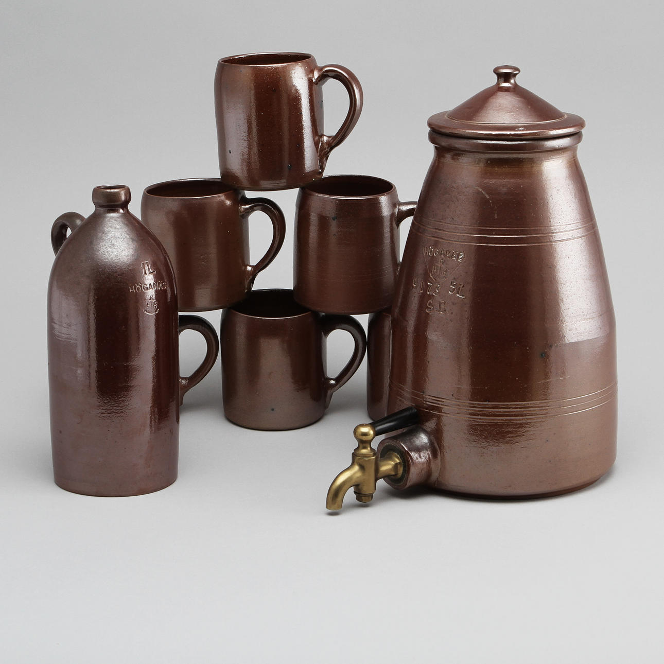 VATTENKRUS, KÄRL samt MUGGAR, 6 st, stengods, Höganäs.