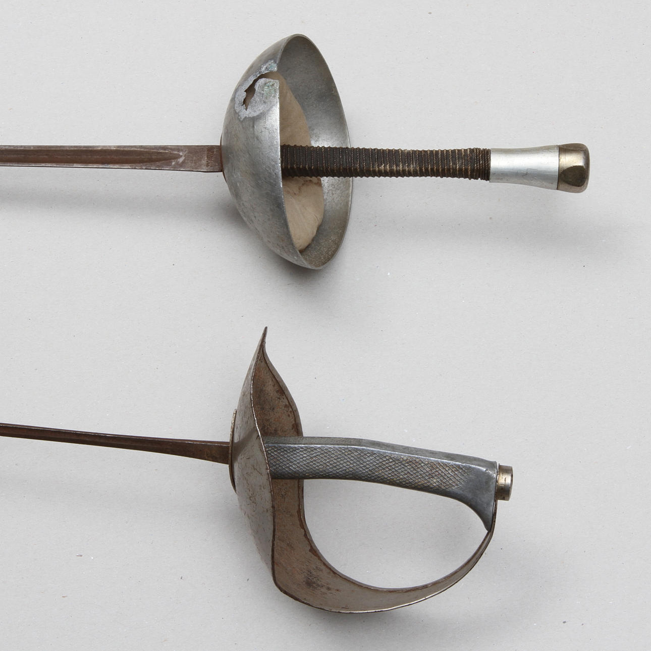 FLORETTER, 2 st, varav en klinga märkt Svalling.