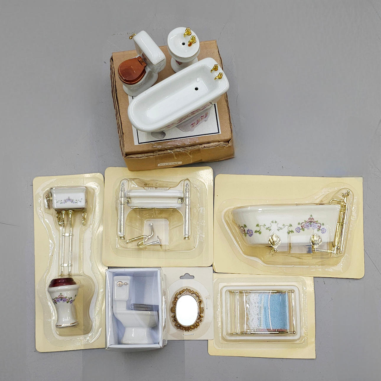 SAMLING AV BADRUMSBITAR FÖR DOCKHUS I PORSLIN.