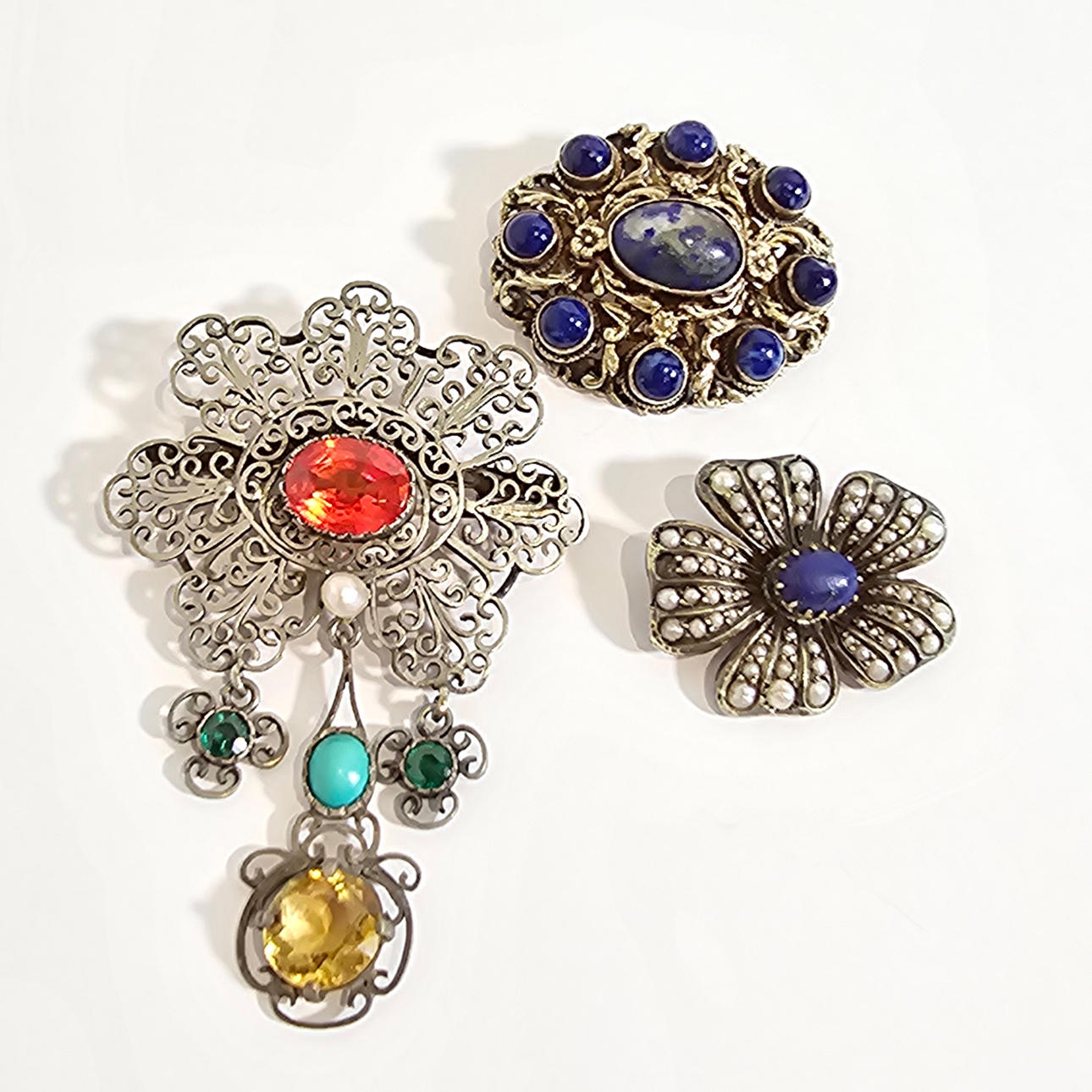 3 BROCHES DE PLATA CALADA.