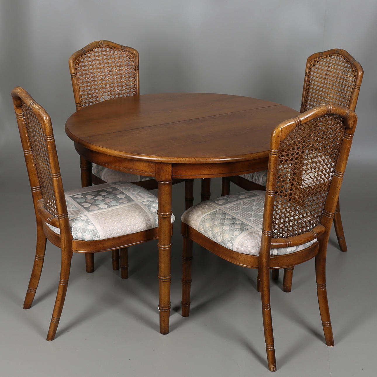 MATBORD med 2 iläggsskivor och 4 stolar i lövträ.