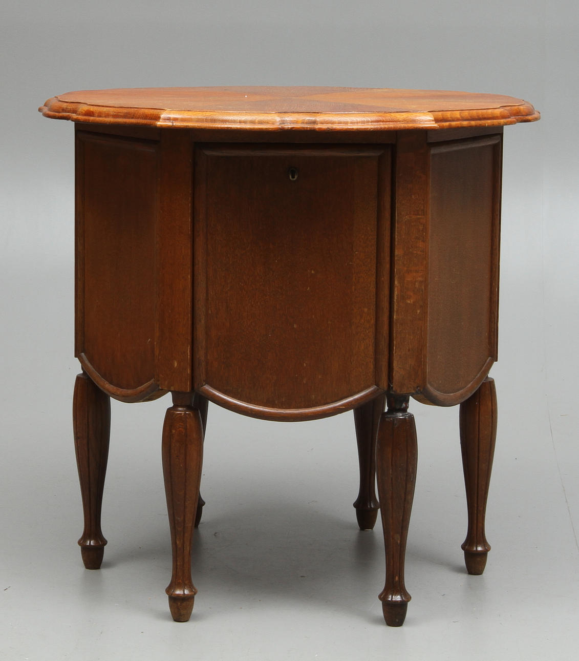 DRINKBORD MED SKÅPDEL, ek, 1900-talets första hälft.