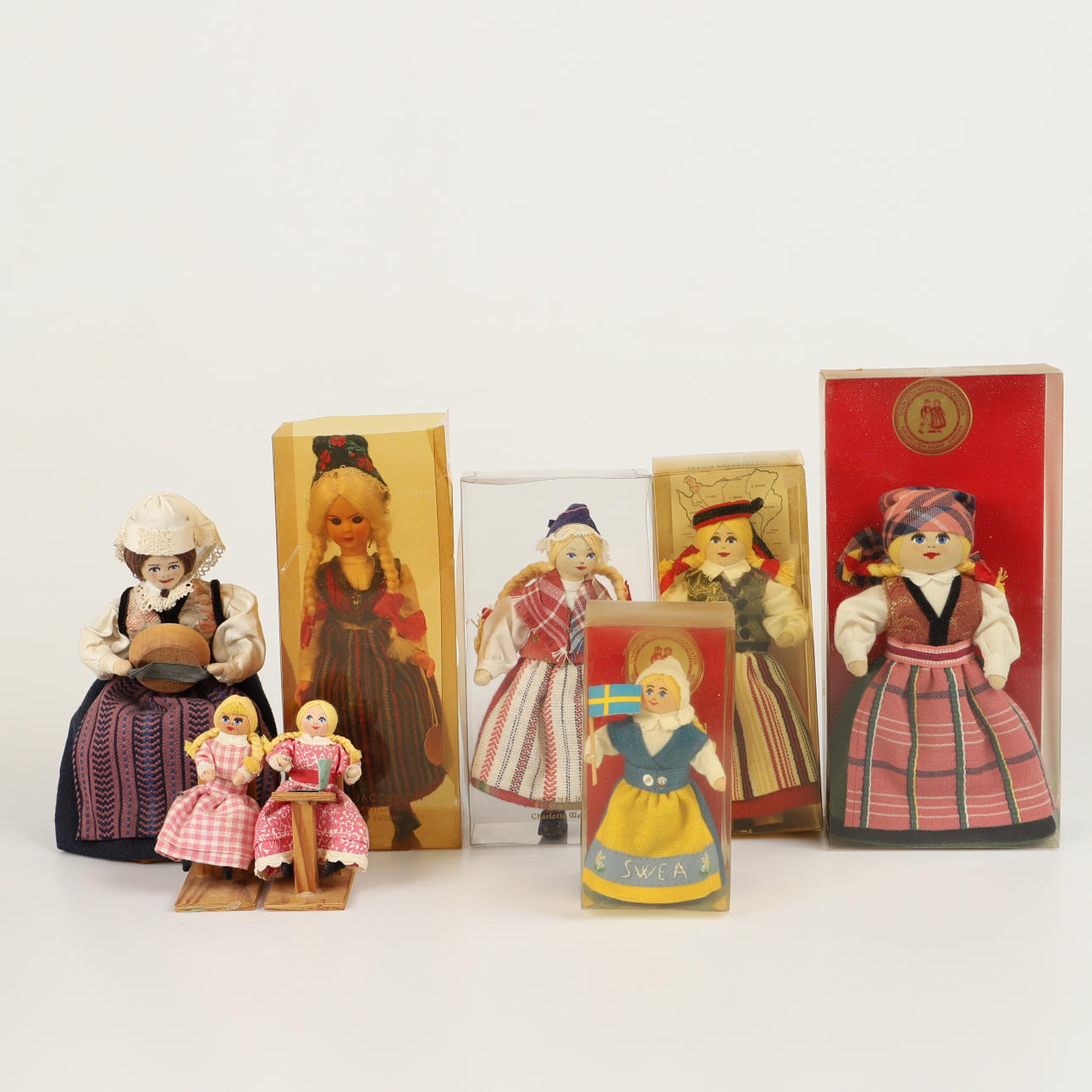 CHARLOTTE WEIBULL. Muñecas, 8 piezas, textil/madera.