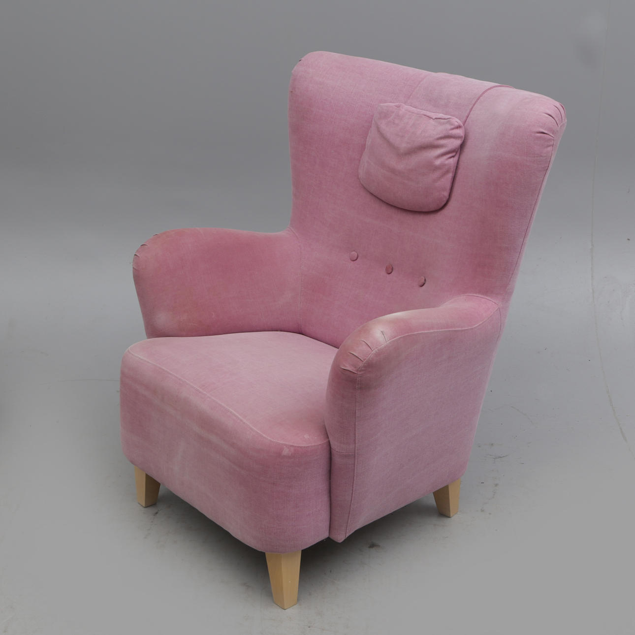 GIANT ARMCHAIR, 1900s.