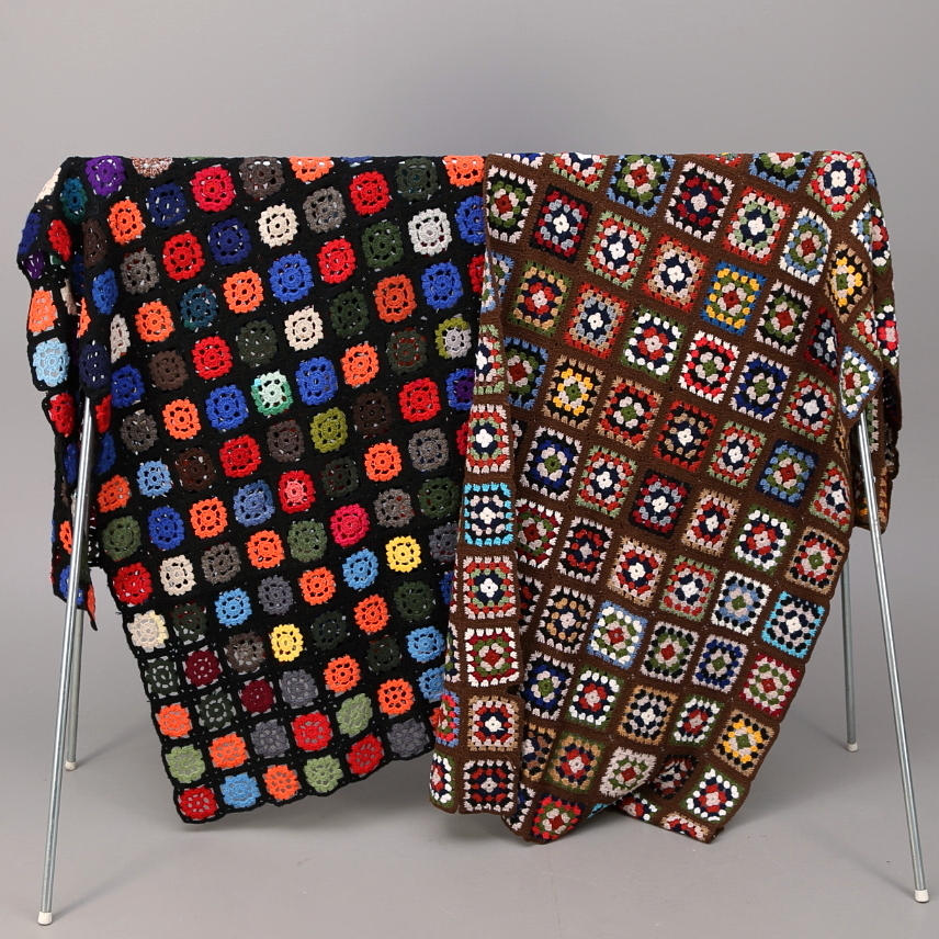 PLÄDAR 2 st, virkade, mormorsrutor.