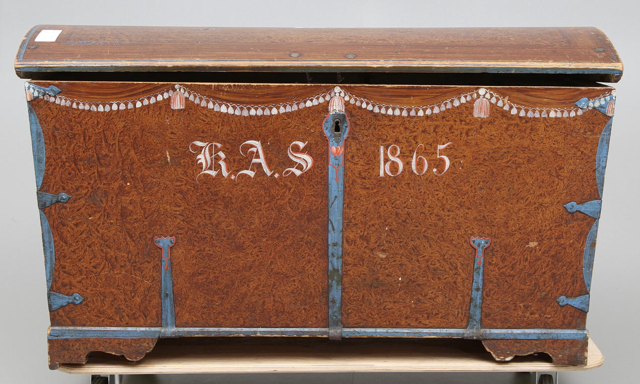 KISTA med välvt lock 1800-tal.