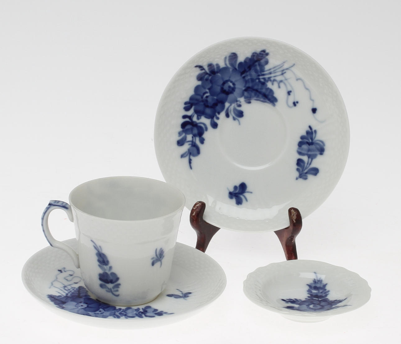 KAFFEKOPPAR MED FAT, 12 delar samt SMÅ FAT, 5 st, "Blå Blomst", Royal Copenhagen, Danmark, 1900-tal.