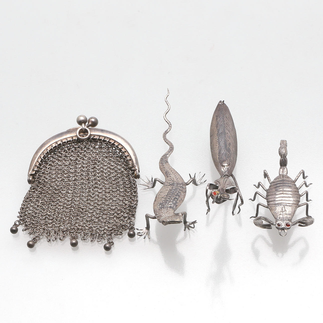 DIVERSE SILVERFÖREMÅL, 4 st, totalvikt 43 gram.