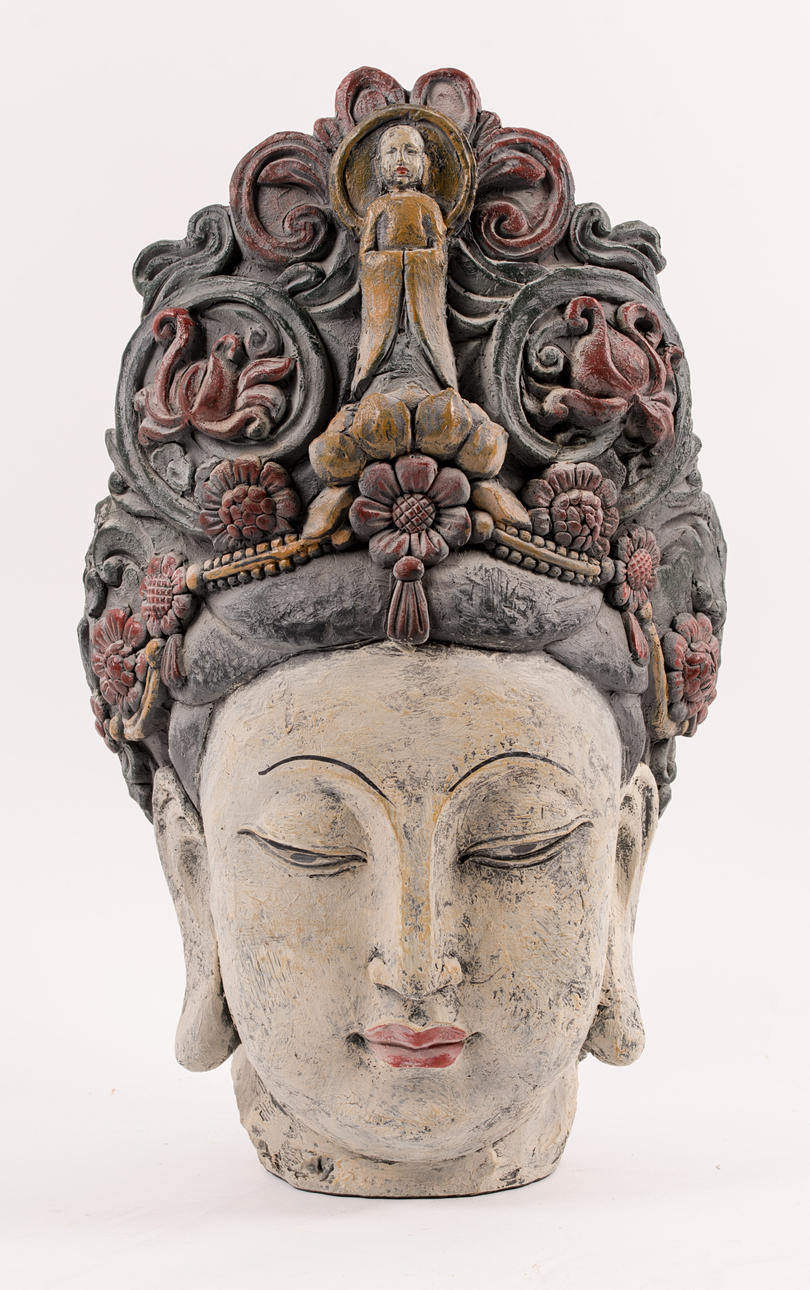 "BLOMSTERGUDINDE", i buddhistisk stil, papirmache og gips.