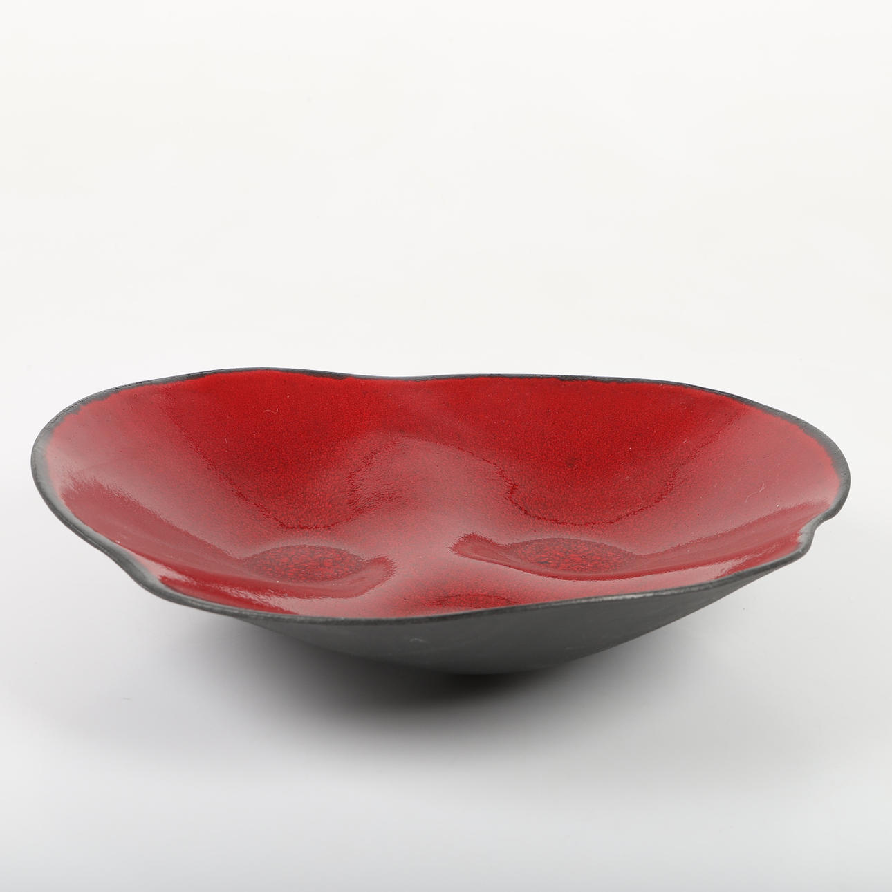 BARRIL, cerámica vidriada color sangre de buey, indistintamente firmado.