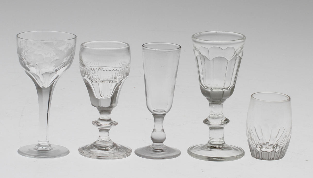 PARTI DIVERSE SNAPS OCH LIKÖRGLAS, 26 st, olika modeller, 1900-talets första hälft.