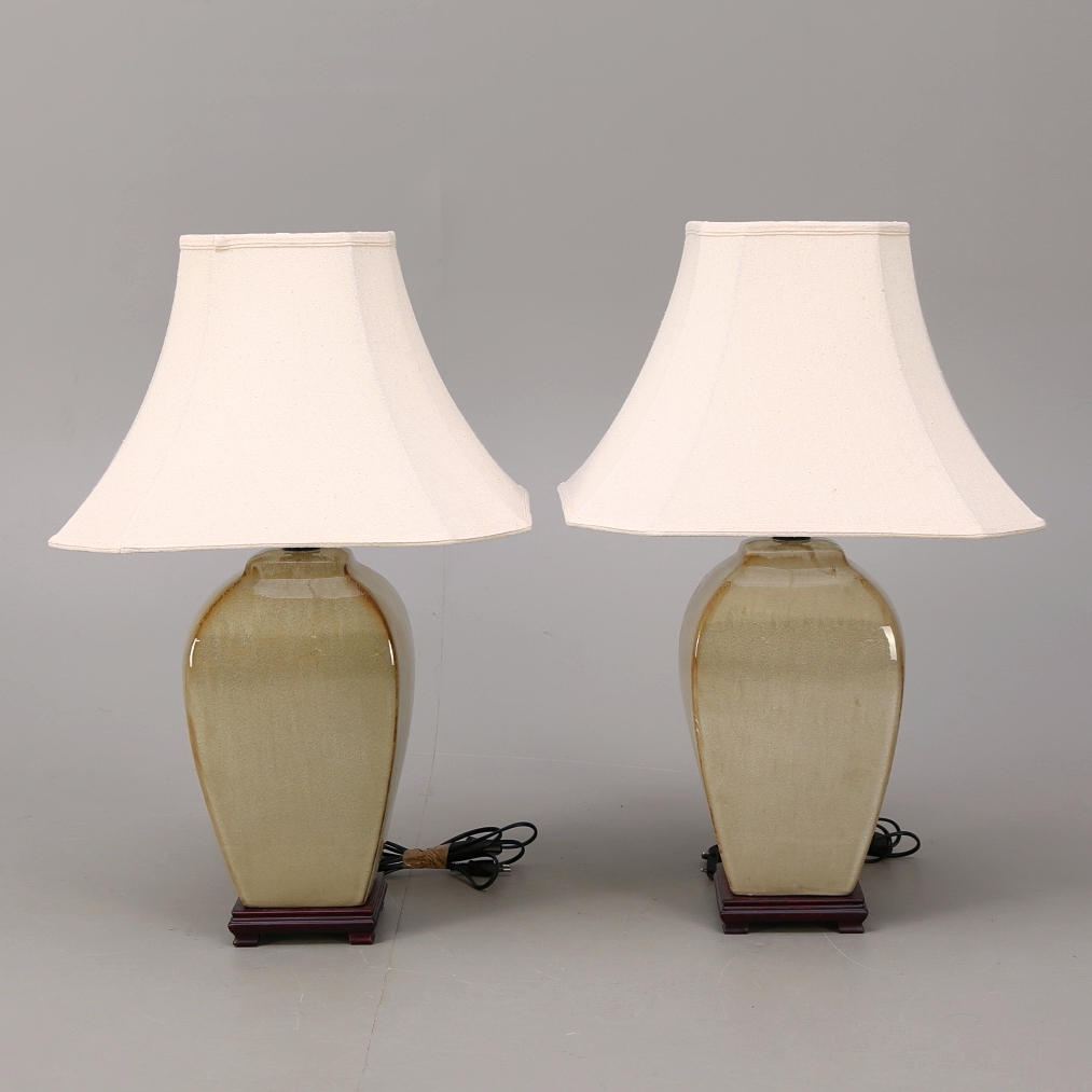 BORDSARMATUR, ett par, keramik/trä, 1900-/2000-tal.