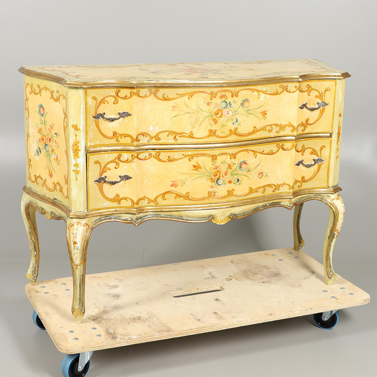 EN MALERET FRANSK TO-SKUFFER KOMMODE.