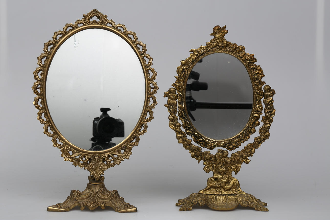 BORDSSPEGLAR, mässing, 2 stycken, 1900-tal.