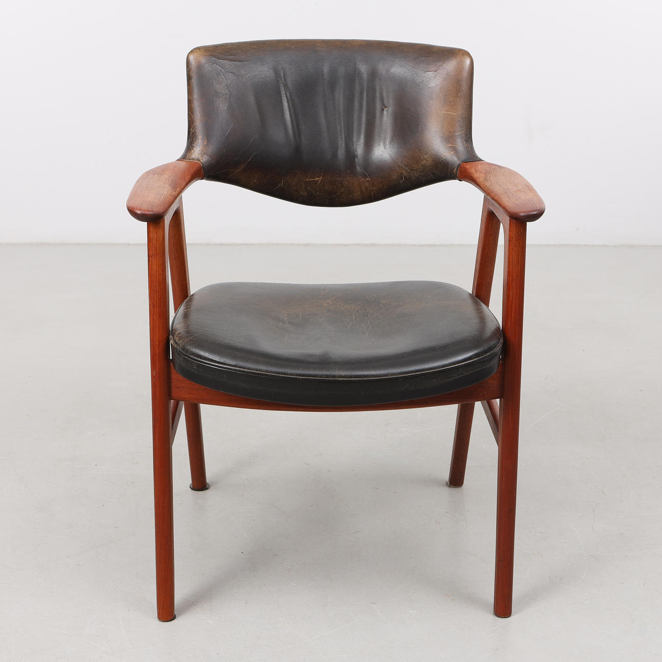 KARMSTOL, teak och läder, 1900-talets mitt.