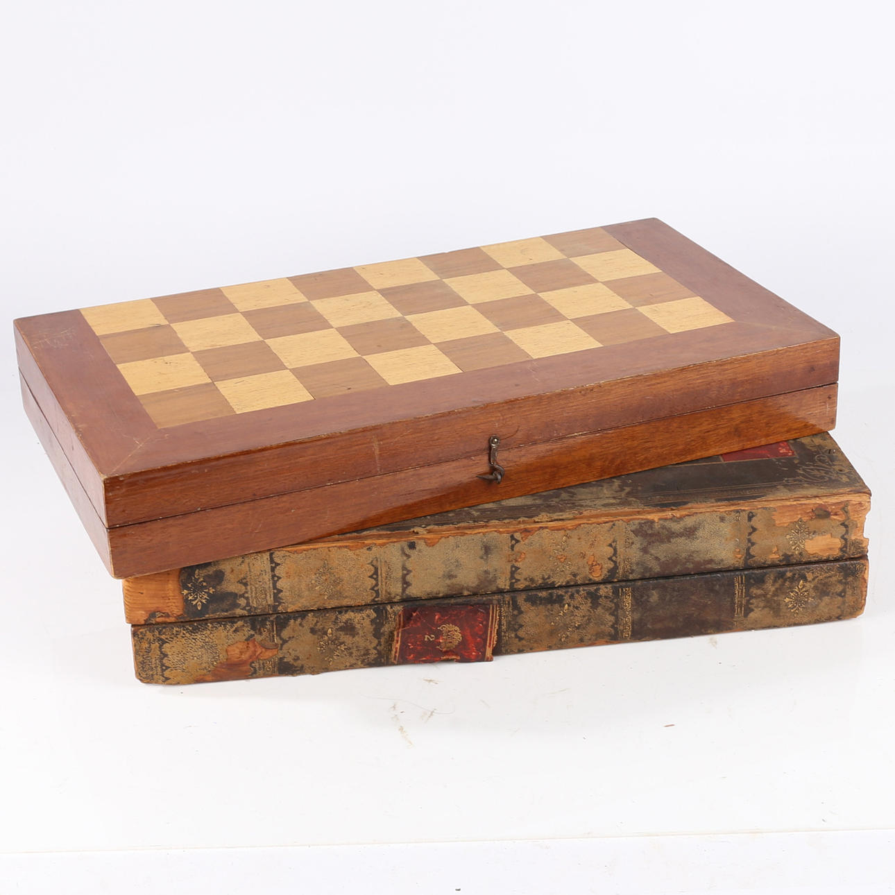 19TH CENTURY LEATHER BOUND BOOK EFFECT CHESS BOARD (2).