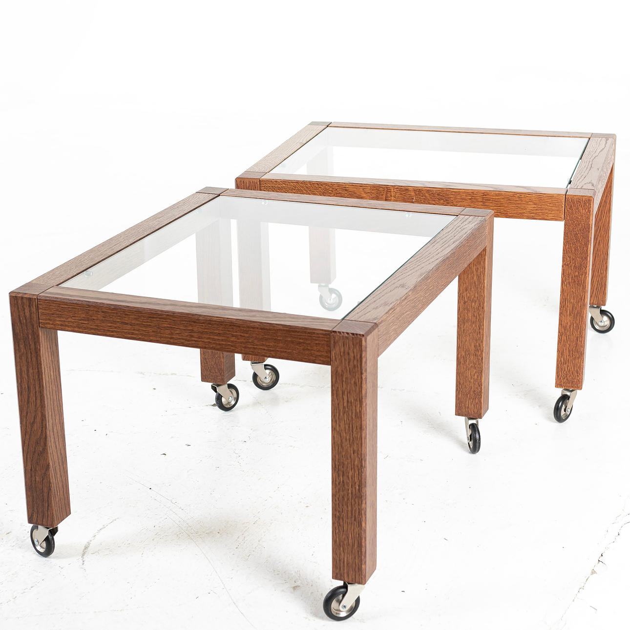 GLASTISCH, auf Rollen, ein Paar, Eiche, zeitgenössische Herstellung.