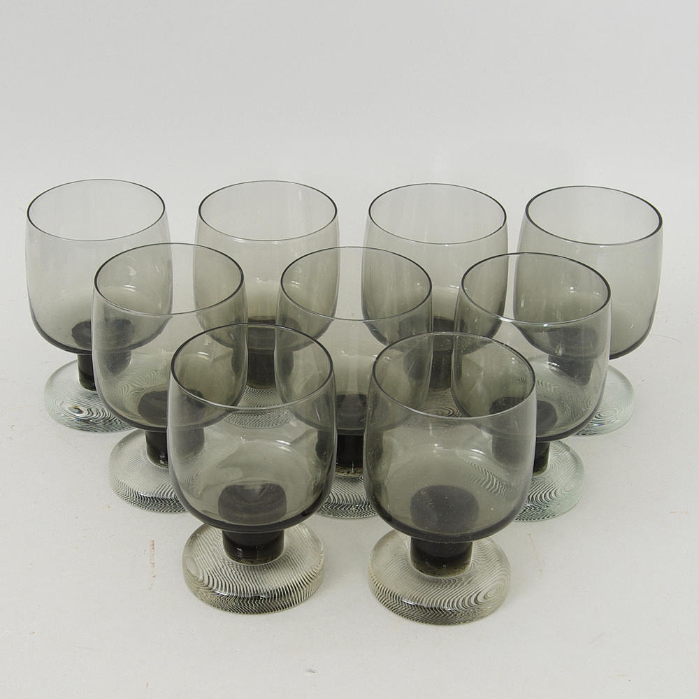 GLAS, 9 stycken, rökfärgade.