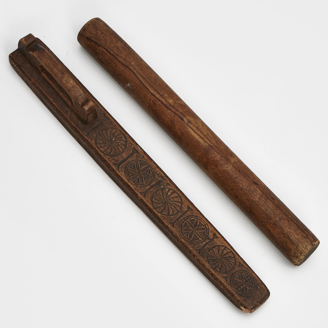 MANGELBOARD with ROLLING PIN. Allmoge. Board dated '1826' and signature 'MISD'.