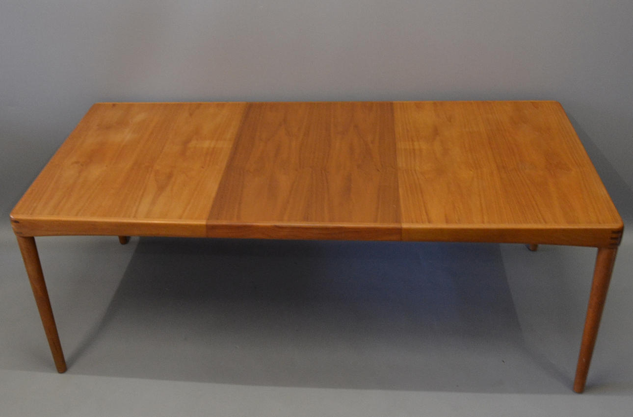 H. W. KLEIN. Bramin stort utdragbart matbord.