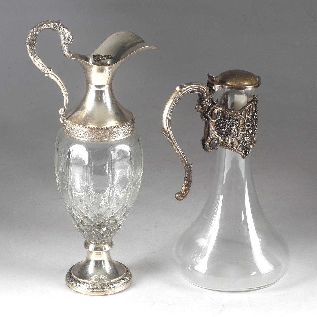 KARAFFEN, 2 Stk., Glas, Metall, u.a. Vecchia Romagna, 20. Jahrhundert.