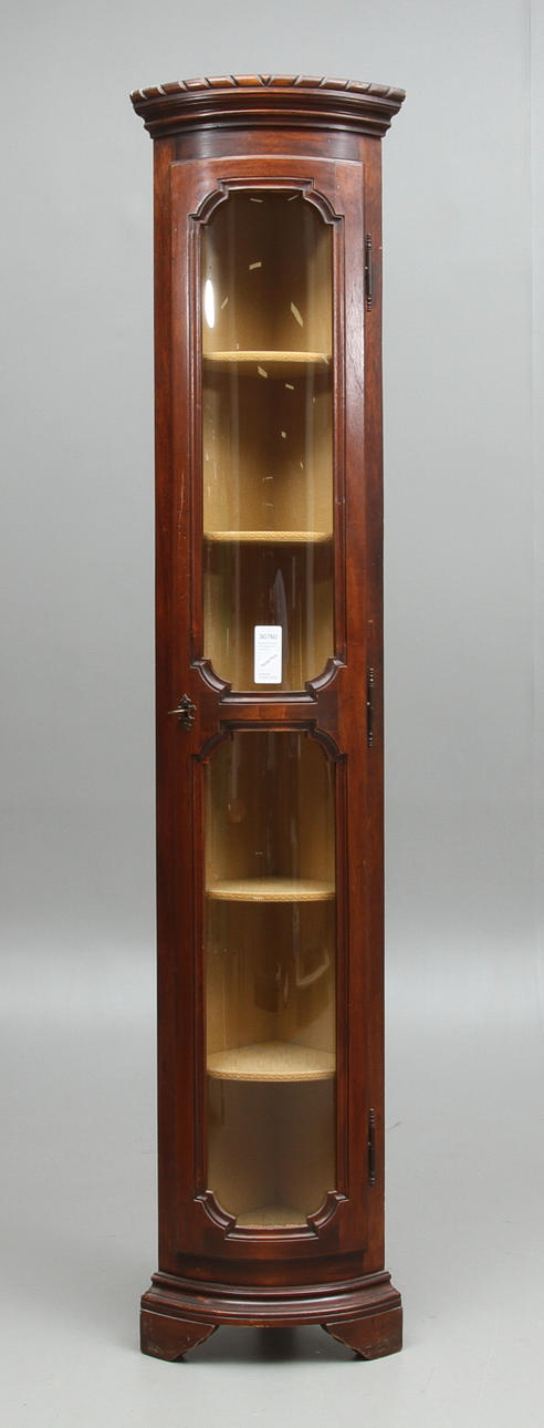 HÖRNVITRINSKÅP, engelsk stil, 1900-tal.