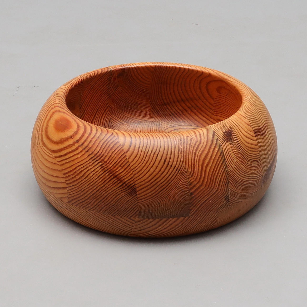 STIG JOHNSON. Bowl, pine, Smålandslöjd, Värnamo, branded.